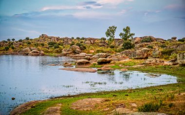 Büyük granit kütleli Los Barruecos lagünlerinin panoramiği