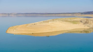 Extremadura 'daki Valdecaas rezervuarının suyundaki yansımalar