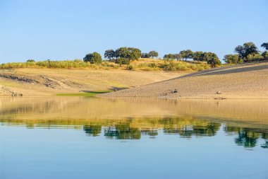 Extremadura 'daki Valdecaas rezervuarının suyundaki yansımalar