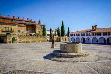 Cceres kasabası Garrovillas de Alconetar 'ın ana meydanında duvarları beyazlatılmış taş kemerler.