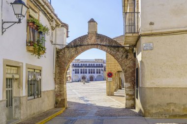 Cceres kasabası Garrovillas de Alconetar 'ın ana meydanına giriş sağlayan taş kemer.