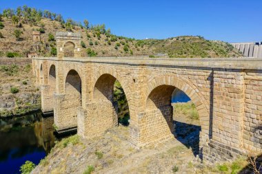 Roma Alcntara Köprüsü, Tagus Nehri 'nin zarif kemerleri ve manzarasıyla yüzyıllar boyunca yenilenmiş ve ıslah edilmiş Roma köprüsü..