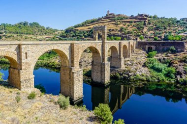 Roma Alcntara Köprüsü, Tagus Nehri 'nin zarif kemerleri ve manzarasıyla yüzyıllar boyunca yenilenmiş ve ıslah edilmiş Roma köprüsü..