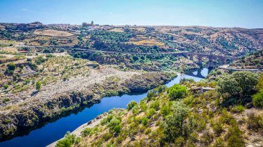 Roma Alcntara Köprüsü, Tagus Nehri 'nin zarif kemerleri ve manzarasıyla yüzyıllar boyunca yenilenmiş ve ıslah edilmiş Roma köprüsü..