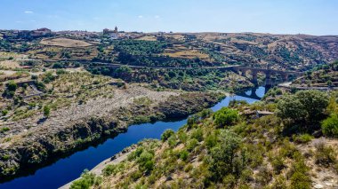 Roma Alcntara Köprüsü, Tagus Nehri 'nin zarif kemerleri ve manzarasıyla yüzyıllar boyunca yenilenmiş ve ıslah edilmiş Roma köprüsü..