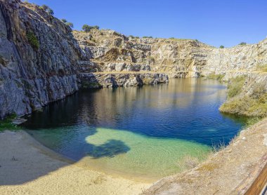 La Cantera doğal havuzu, Alcntara 'nın Roma köprüsünün yanında yer alır, bu vahşi havuz, basamaklı granit bir duvarla sınırlıdır, Tajo Internacional Natural Park' ın eşsiz doğasıyla ve kristal berrak sularıyla çevrilidir.