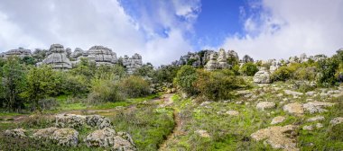 Malaga 'nın Torcal de Antequera bölgesinde ilginç şekillere sahip kaya oluşumları
