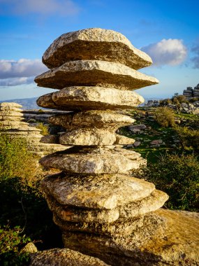 Malaga 'nın Torcal de Antequera bölgesinde ilginç şekillere sahip kaya oluşumları