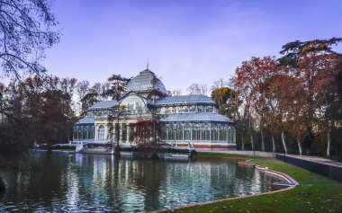 1887 'de Ricardo Velzquez Bosco tarafından inşa edilen Madrid' deki Kristal Saray 'da dökme demir sütunlar ve büyük cam yüzeyler bulunmaktadır.