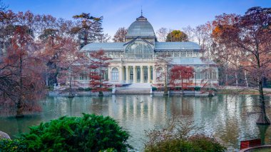 1887 'de Ricardo Velzquez Bosco tarafından inşa edilen Madrid' deki Kristal Saray 'da dökme demir sütunlar ve büyük cam yüzeyler bulunmaktadır.