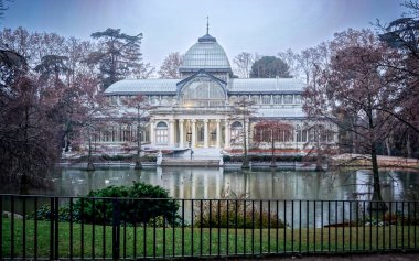 1887 'de Ricardo Velzquez Bosco tarafından inşa edilen Madrid' deki Kristal Saray 'da dökme demir sütunlar ve büyük cam yüzeyler bulunmaktadır.