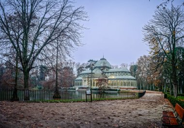 1887 'de Ricardo Velzquez Bosco tarafından inşa edilen Madrid' deki Kristal Saray 'da dökme demir sütunlar ve büyük cam yüzeyler bulunmaktadır.