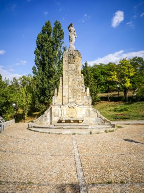 İsa 'nın Kutsal Kalbi Anıtı Soria Kalesi' nin parkında yer almaktadır. Şehrin en iyi manzaralarından biri olan 1904 su tankının önündeki küçük bir merdivende yer almaktadır..