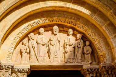 Soria 'daki Santo Domingo Kilisesi, 16. yüzyılda inşa edilmiş ve özenle hazırlanmış Romence maskaralığı, gül penceresi ve Gotik tarzı iç mimarisi ile ünlüdür.