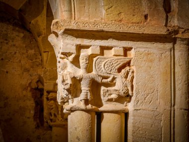 Santo Domingo Kilisesi 'nin 16. yüzyılda inşa ettiği ve özenle hazırlanmış Romen maskaralığı, gül penceresi ve Gotik tarzı iç mimarisi ile ünlü bir sütunun ayrıntıları.