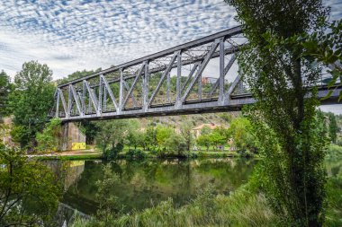 Duero Nehri üzerindeki metal köprü.