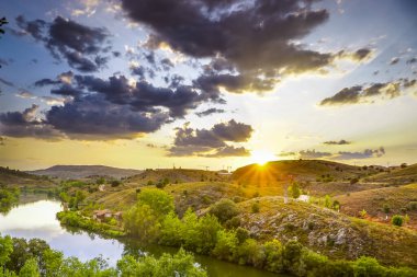 Duero Nehri Soria şehrinden geçerken güneş alacakaranlıkta batarken altın dokunuşlarla