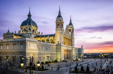 Madrid 'de gün batımında Almudena Katedrali