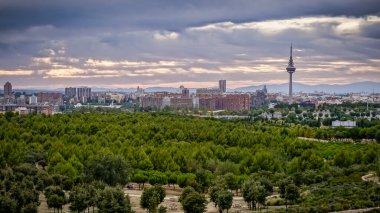 Gün batımında Madrid 'in ufuk çizgisinin panoramik görüntüsü kırmızımsı tonlar ve piruli profiliyle