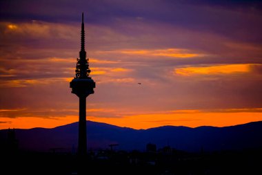 Gün batımında Madrid 'in ufuk çizgisinin panoramik görüntüsü kırmızımsı tonlar ve piruli profiliyle