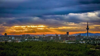 Gün batımında Madrid 'in ufuk çizgisinin panoramik görüntüsü kırmızımsı tonlar ve piruli profiliyle