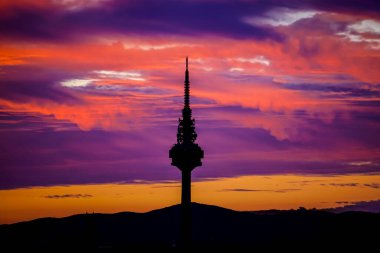 Gün batımında Madrid 'in ufuk çizgisinin panoramik görüntüsü kırmızımsı tonlar ve piruli profiliyle