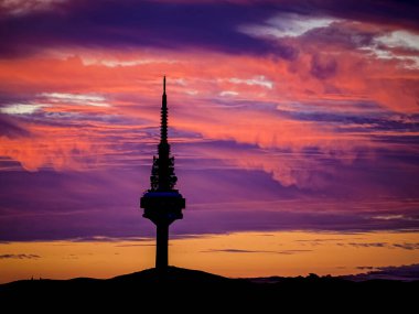 Gün batımında Madrid 'in ufuk çizgisinin panoramik görüntüsü kırmızımsı tonlar ve piruli profiliyle
