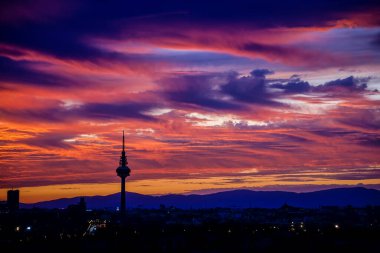 Gün batımında Madrid 'in ufuk çizgisinin panoramik görüntüsü kırmızımsı tonlar ve piruli profiliyle