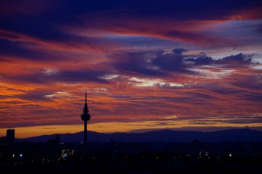 Gün batımında Madrid 'in ufuk çizgisinin panoramik görüntüsü kırmızımsı tonlar ve piruli profiliyle