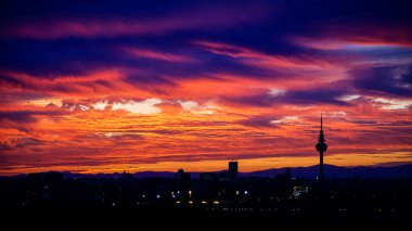 Gün batımında Madrid 'in ufuk çizgisinin panoramik görüntüsü kırmızımsı tonlar ve piruli profiliyle