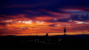 Gün batımında Madrid 'in ufuk çizgisinin panoramik görüntüsü kırmızımsı tonlar ve piruli profiliyle