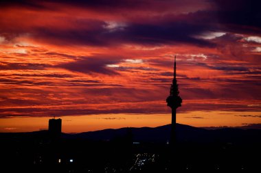 Gün batımında Madrid 'in ufuk çizgisinin panoramik görüntüsü kırmızımsı tonlar ve piruli profiliyle
