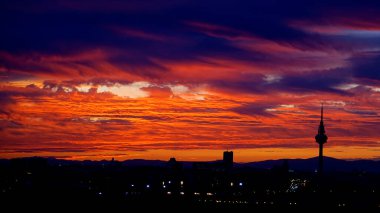 Gün batımında Madrid 'in ufuk çizgisinin panoramik görüntüsü kırmızımsı tonlar ve piruli profiliyle
