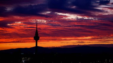 Gün batımında Madrid 'in ufuk çizgisinin panoramik görüntüsü kırmızımsı tonlar ve piruli profiliyle