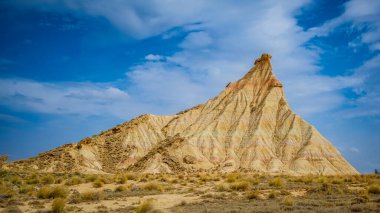 Bardenas Reales Doğal Parkı, Navarra eyaletinde geniş bir çöl bölgesi, heybetli kanyonlar, kireçtaşı kayalıkları ve kayalık çıkıntıları ile