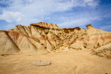 Bardenas Reales Doğal Parkı, Navarra eyaletinde geniş bir çöl bölgesi, heybetli kanyonlar, kireçtaşı kayalıkları ve kayalık çıkıntıları ile