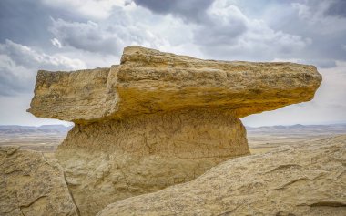 Bardenas Reales Doğal Parkı, Navarra eyaletinde geniş bir çöl bölgesi, heybetli kanyonlar, kireçtaşı kayalıkları ve kayalık çıkıntıları ile