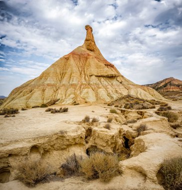 Bardenas Reales Doğal Parkı, Navarra eyaletinde geniş bir çöl bölgesi, heybetli kanyonlar, kireçtaşı kayalıkları ve kayalık çıkıntıları ile
