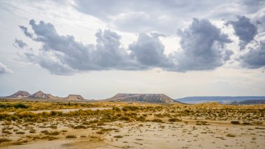 Bardenas Reales Doğal Parkı, Navarra eyaletinde geniş bir çöl bölgesi, heybetli kanyonlar, kireçtaşı kayalıkları ve kayalık çıkıntıları ile