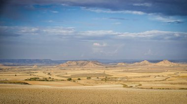 Bardenas Reales Doğal Parkı, Navarra eyaletinde geniş bir çöl bölgesi, heybetli kanyonlar, kireçtaşı kayalıkları ve kayalık çıkıntıları ile