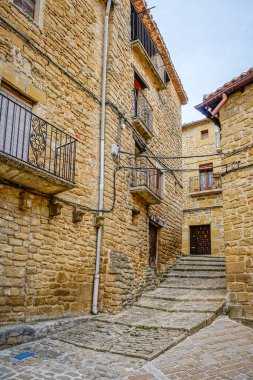 Uju, Navarra 'nın doğusundaki küçük bir ortaçağ kasabasıdır.