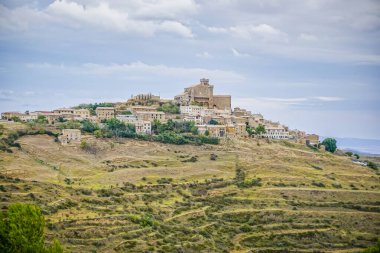 Nacarra özerk toplumundaki Ujue kasabasının genel görünümü, ortaçağ kökenli anıtsal bir kompleks olan Santa Maria kalesi kilisesidir.