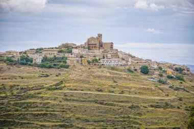 Nacarra özerk toplumundaki Ujue kasabasının genel görünümü, ortaçağ kökenli anıtsal bir kompleks olan Santa Maria kalesi kilisesidir.