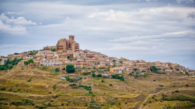 Nacarra özerk toplumundaki Ujue kasabasının genel görünümü, ortaçağ kökenli anıtsal bir kompleks olan Santa Maria kalesi kilisesidir.