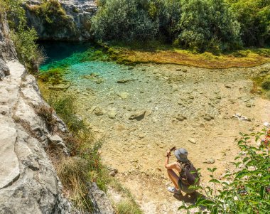 Pozo Azul 'daki genç kadın, Rudron Vadisi' ndeki Cantabrian dağ sırasının güneyindeki Burgos şehri Covanera 'da (İspanya) bir kaynak veya su kaynağı.