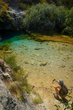Pozo Azul 'daki genç kadın, Rudron Vadisi' ndeki Cantabrian dağ sırasının güneyindeki Burgos şehri Covanera 'da (İspanya) bir kaynak veya su kaynağı.