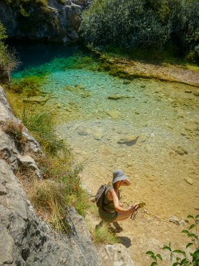 Pozo Azul 'daki genç kadın, Rudron Vadisi' ndeki Cantabrian dağ sırasının güneyindeki Burgos şehri Covanera 'da (İspanya) bir kaynak veya su kaynağı.