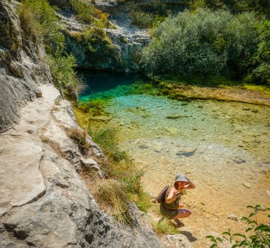 Pozo Azul 'daki genç kadın, Rudron Vadisi' ndeki Cantabrian dağ sırasının güneyindeki Burgos şehri Covanera 'da (İspanya) bir kaynak veya su kaynağı.