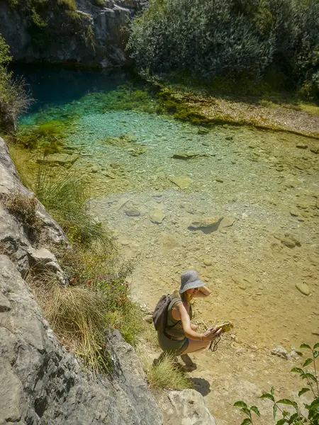 Pozo Azul 'daki genç kadın, Rudron Vadisi' ndeki Cantabrian dağ sırasının güneyindeki Burgos şehri Covanera 'da (İspanya) bir kaynak veya su kaynağı.
