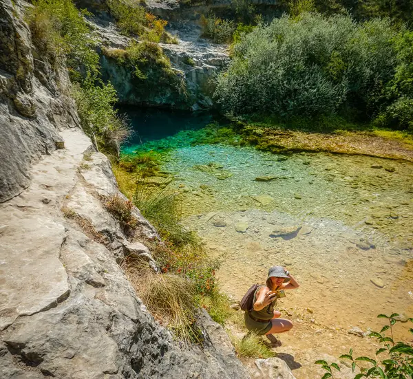 Pozo Azul 'daki genç kadın, Rudron Vadisi' ndeki Cantabrian dağ sırasının güneyindeki Burgos şehri Covanera 'da (İspanya) bir kaynak veya su kaynağı.